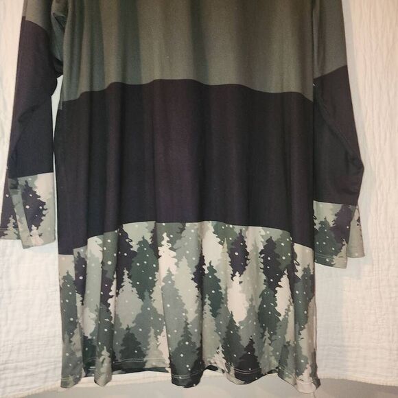 +29 Nanu top, long green w forest trees - Picture 2 of 7